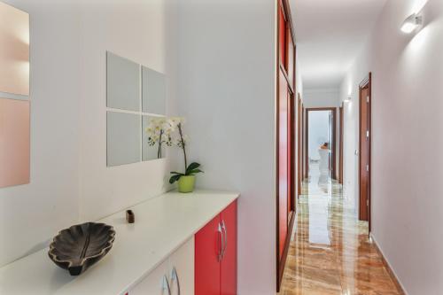 a kitchen with white walls and a long hallway at Luján 1a Entre Hogueras Y Luces in Puntallana