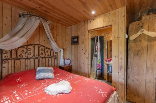 Llit o llits en una habitació de Chalet du Pradel