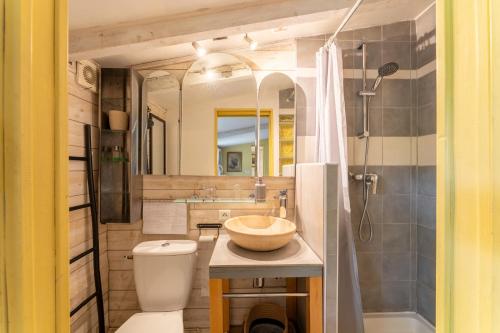 a bathroom with a sink and a toilet and a shower at Studio avec piscine à Avignon in Avignon