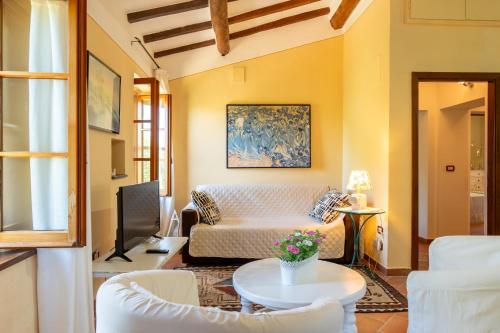 a living room with a couch and a table at Podere Villa Rosa Torrita di Siena in Torrita di Siena