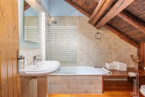 a bathroom with a sink and a bath tub at Cobert de Felip in Gavas