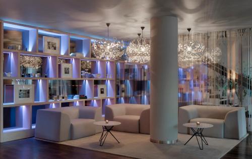 Гостиная зона в Radisson Collection Hotel, Royal Mile Edinburgh
