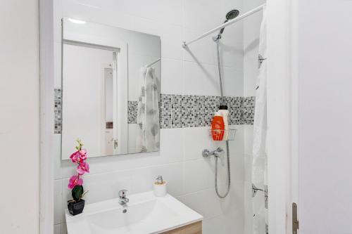 a white bathroom with a sink and a shower at Un descanso 2 in San Fernando