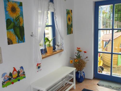 a room with a white bench and windows at Märchengarten Fischer un sin Fru in Putbus