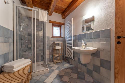 a bathroom with a sink and a shower at Civico 13 in Marmora