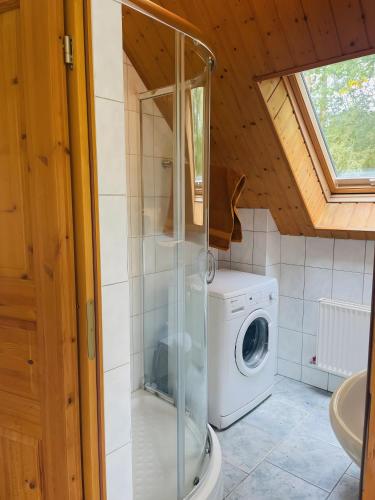 a bathroom with a washing machine and a washer at Ferienwohnung Gaßmann in Wingerode