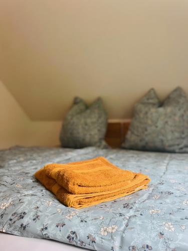 a stack of towels sitting on top of a bed at Ferienwohnung Gaßmann in Wingerode