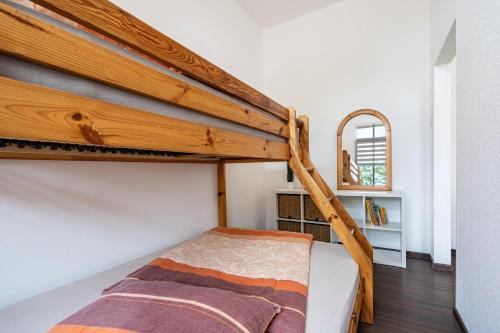 ein Schlafzimmer mit einem Etagenbett in einem Zimmer in der Unterkunft Quartier in Lauta