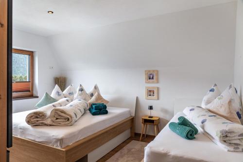two beds in a room with white walls at Apart Elias in Gschnallenhof
