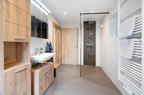 a bathroom with a sink and a shower at Fewo Traumschleife Nohen in Nohen
