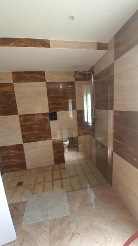 a bathroom with a shower with wooden walls at Villa Dehesa in Tabernas