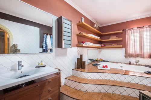 a bathroom with a tub and a sink at Spr Ático in Santa Úrsula