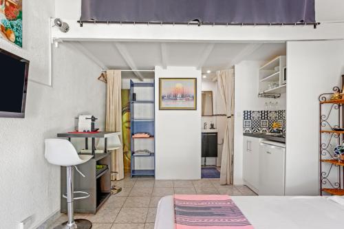 a room with a bed and a kitchen at Appartement Pinède Romane Fréjus in Fréjus