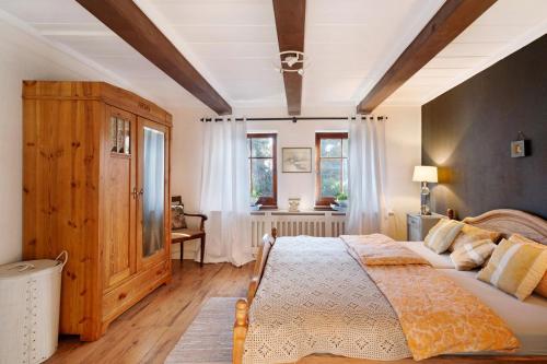 a bedroom with a large bed and two windows at Elbparadies in Stade
