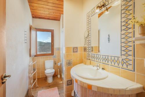 a bathroom with a sink and a toilet at Ecolgica Casa Del Sol 1 in Navacepeda de Tormes