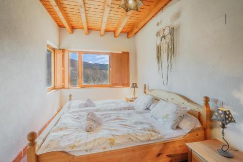 a bed in a room with a window at Ecolgica Casa Del Sol 1 in Navacepeda de Tormes