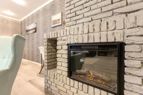 a living room with a stone fireplace at Studioapartment am Hafen in Flensburg