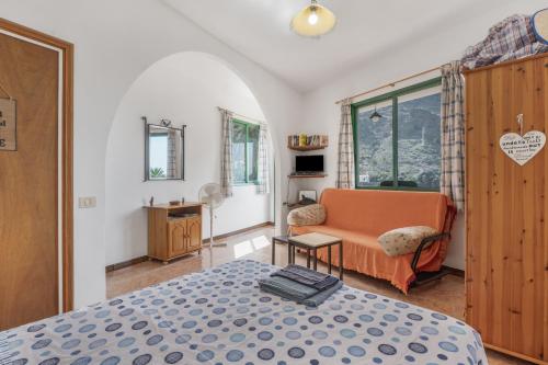 a bedroom with a bed and a couch at Apartamento Nayara B in Valle Gran Rey