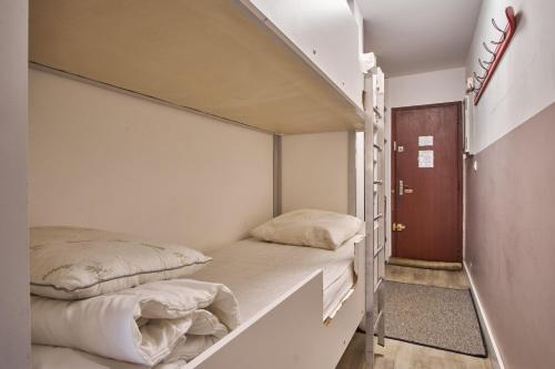 two beds in a small room with a hallway at Studio pied des pistes - Villard in Villard-de-Lans
