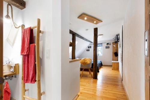 a hallway with white walls and wooden floors at Stub'n Rettl in Waischenfeld