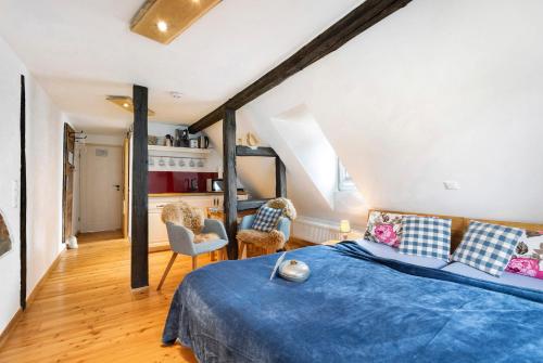 a bedroom with a blue bed in a room at Stub'n Rettl in Waischenfeld