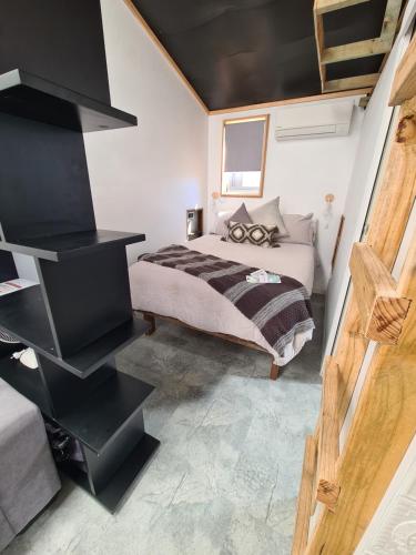 ein Schlafzimmer mit einem Bett in einem Zimmer in der Unterkunft Backyard Nook in South West Rocks