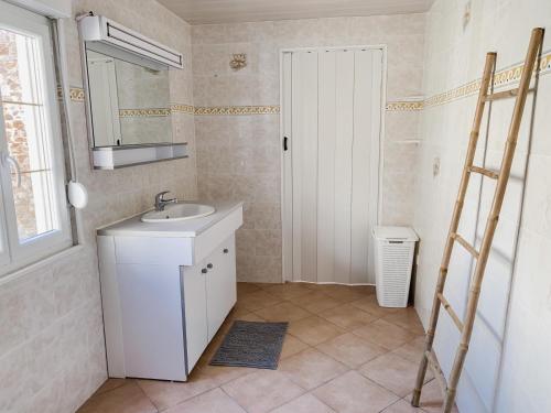 a bathroom with a sink and a mirror at Escapade Pirouaise - la Salicorne in Pirou