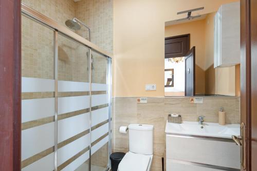 a bathroom with a toilet and a sink at Masa La Bomba in El Masnou