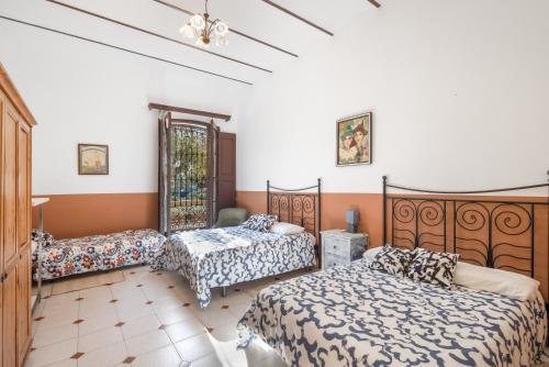 a bedroom with two beds and a table at Masa La Bomba in El Masnou