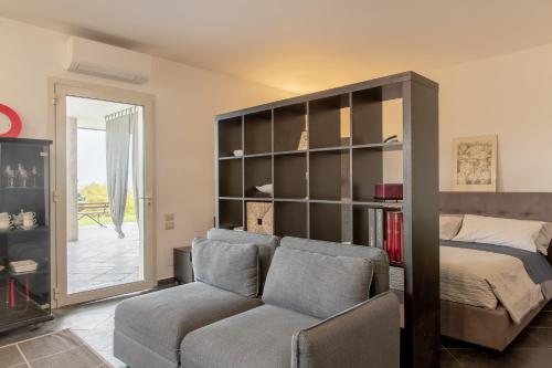 a living room with a couch and a bed at Studio Colline di Bardolino in Bardolino