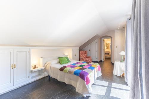 a bedroom with a bed with a colorful blanket at Casa Rural Cantueso 1 in La Matilla