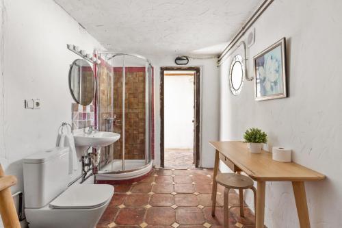 a bathroom with a shower and a sink and a toilet at Costa del Sol Retreat - 17 personas in Mijas