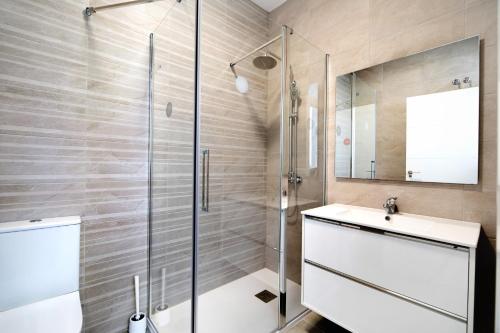 a bathroom with a shower and a sink and a mirror at Piso con Encanto in Cádiz