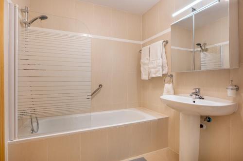 a bathroom with a sink and a bath tub and a sink at Apartamento Molinillo in Monachil