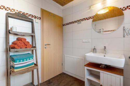a bathroom with a sink and a mirror at Obst- Und Ferienhof Brudy in Appenweier