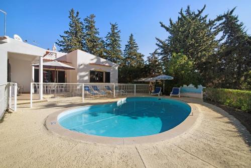 a swimming pool in the backyard of a house at Vila Filipa in Guia