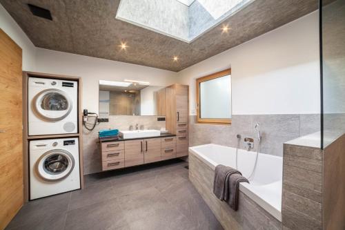 a bathroom with a washing machine and a sink at Chalet Riad in Saltusio