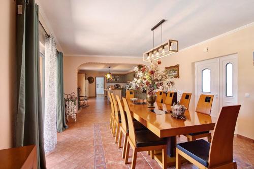 a dining room with a long table and chairs at At-tunis in Tunes