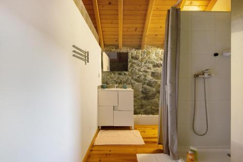 a bathroom with a shower and a sink at Casa de Campo com Olhar a Montanha in Sever do Vouga