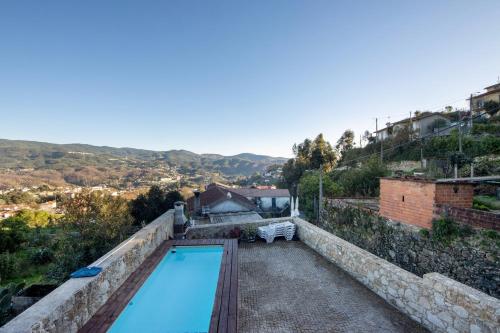 a swimming pool on the side of a building at Casa de Campo com Olhar a Montanha in Sever do Vouga