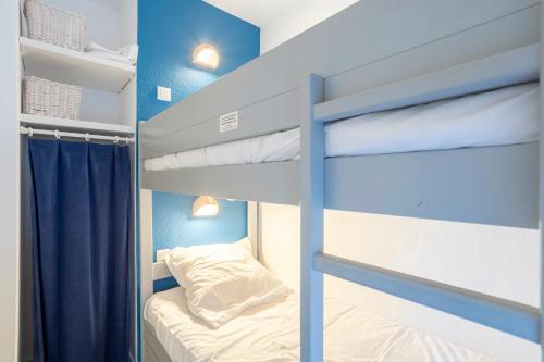 a bunk bed in a small room with a bunk bed in a bedroom at La Cabine in Fouesnant