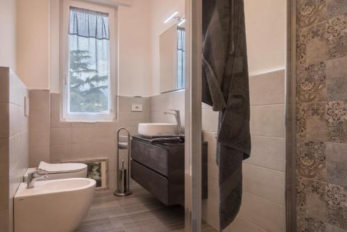 a bathroom with a toilet and a sink at Maison Bibi Lago Maggiore in Laveno-Mombello