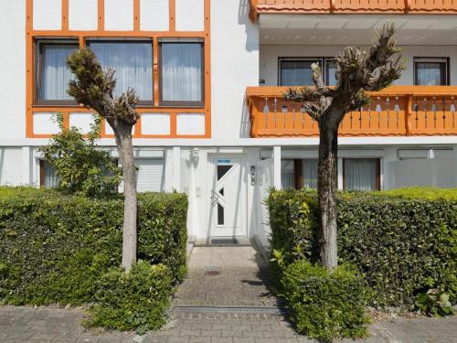 two trees in front of a building with a door at Hotel Garni Vitamari in Wasserburg