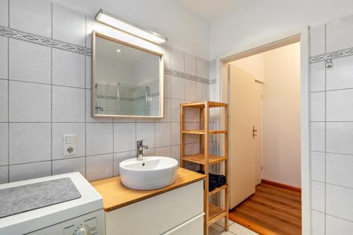 a bathroom with a sink and a mirror at Im Herzen Templins Obergeschoss in Templin