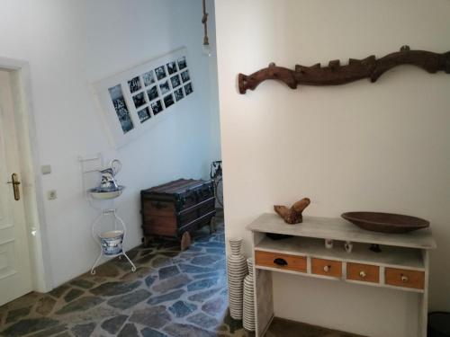 a room with a counter and a sink in a room at Casa de Canelas - Refugio Terroir in Açoreira