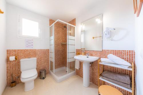a bathroom with a toilet sink and a shower at Apartamento Serendipia in Cala Bona