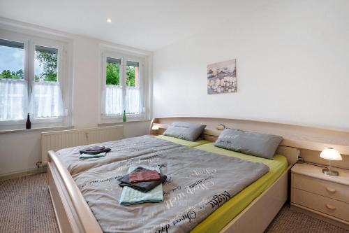 a bedroom with a bed with towels on it at Gästewohnung am Schwanenteich in Mittweida