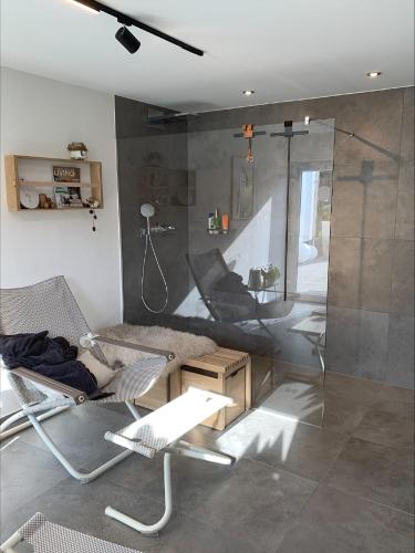 a living room with a glass shower and a couch at Ferienwohnung Am Holing in Bischoffen