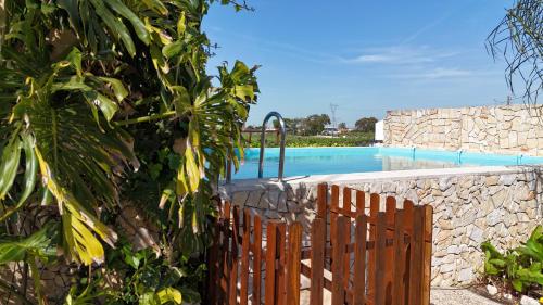 a wooden fence next to a swimming pool at Casa Arinto in Palmela
