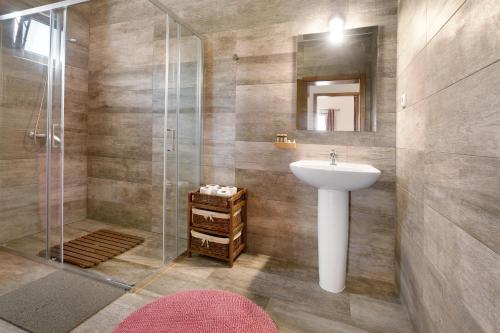 a bathroom with a sink and a shower at Casa Arinto in Palmela